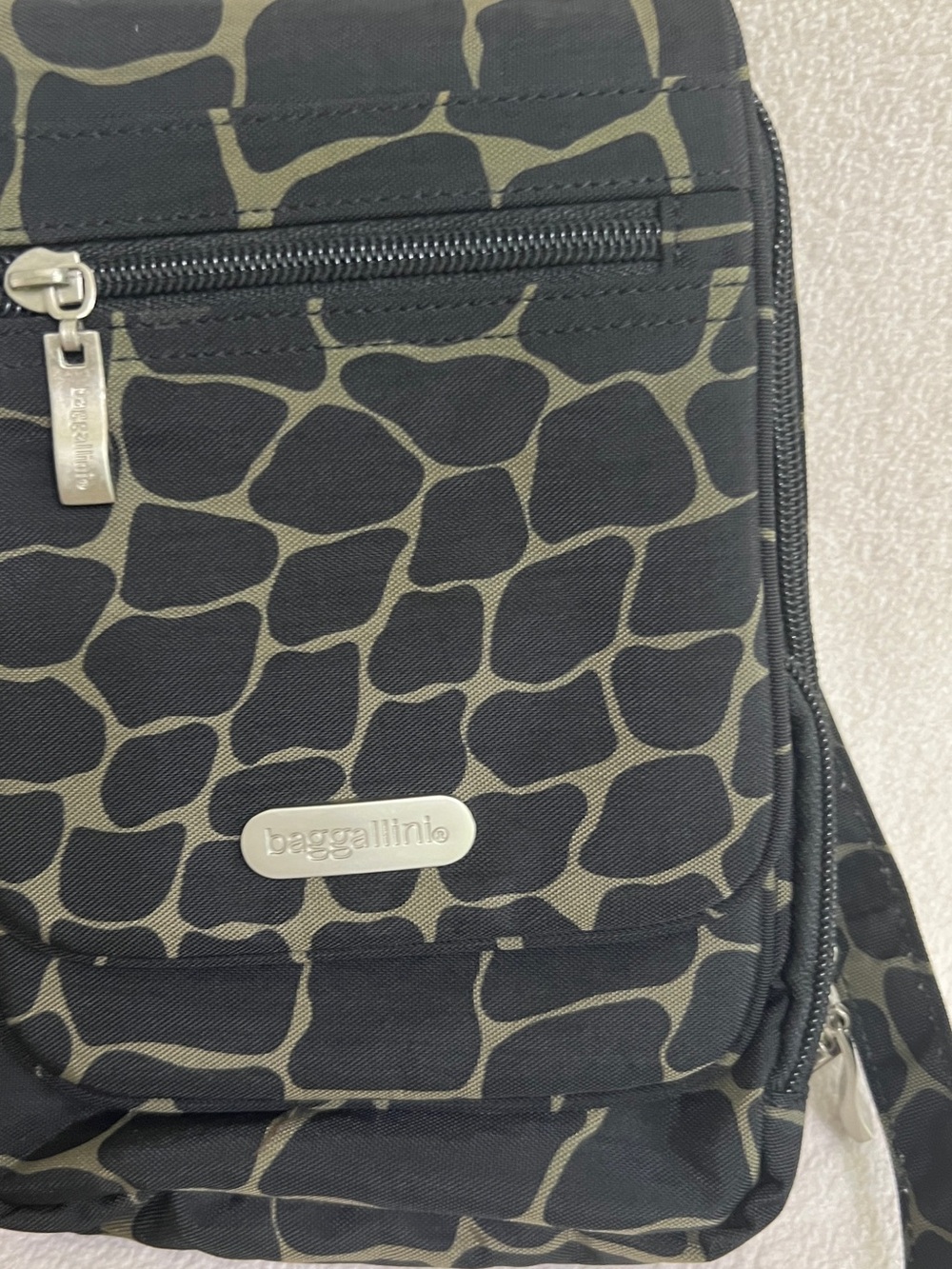 Baggallini Black Giraffe Print Crossbody Bag Small Water Resistant - Picture 4 of 16